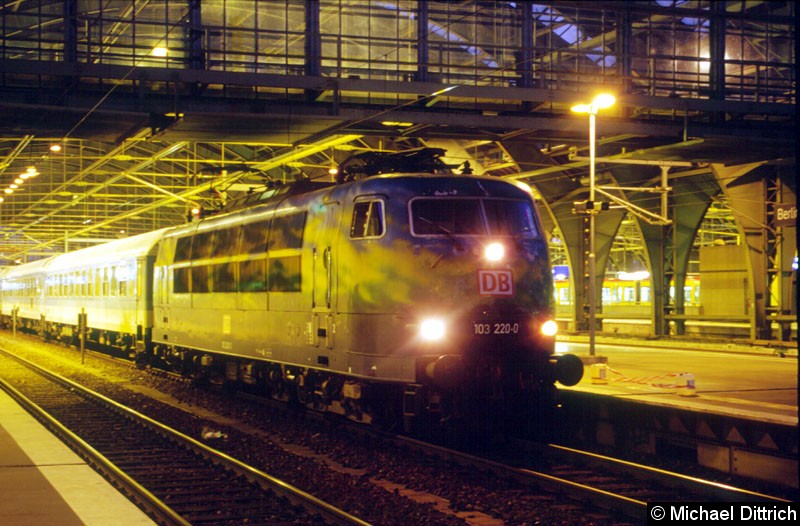 Bild: Mit dem IR 2008 kommt hier die 103 220 in Berlin Ostbahnhof an.