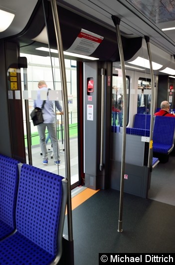 Blick auf eine Einstiegstür. Ob diese Stange wirklich sinnvoll angebracht wurde, muss die Erfahrung zeigen. Bild: Blick auf eine Einstiegstür. Ob diese Stange wirklich sinnvoll angebracht wurde, muss die Erfahrung zeigen.