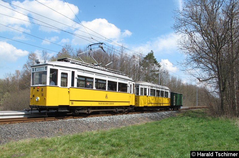 Bild: Wagen 56 mit einem Bei- und einem Güterwagen auf der Waldbahnstrecke.