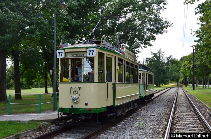 Der historische Triebwagen 124 und sein Beiwagen 300 in der Endhaltestelle Herrenkrug.