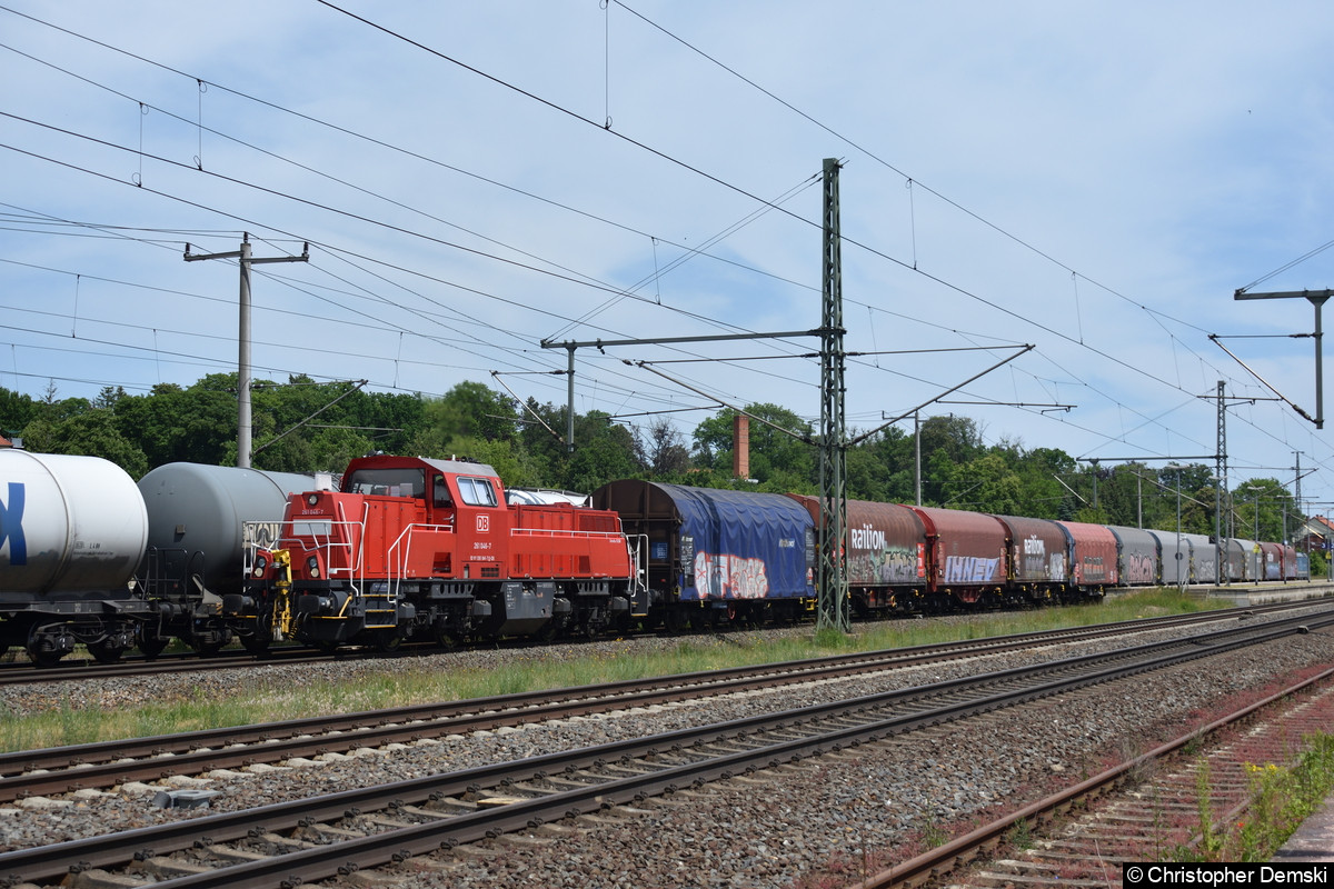 261 046-7 bei der Durchfahrt in Neudietendorf.