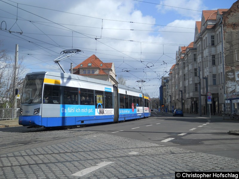 Bild: TW 1312+1307 auf der Linie 7 kommend von der Haltestelle Straßenbahnhof Angerbrücke , und biegt in die Kuhturmstraße ein.