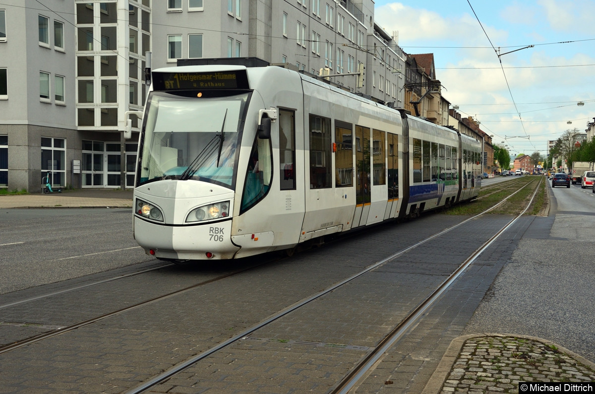 Wagen 706 (NVR 94 80 0452 706-3 D-RBK) als RT1 kurz vor der Haltestelle Wiener Str.