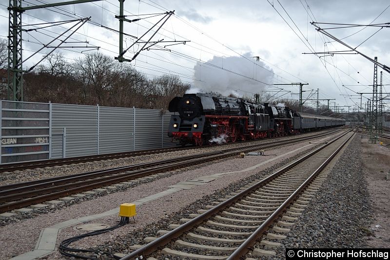 Bild: BR 01 0509-8+BR 01 0533 bei der Durchfahrt in Erfurt Hauptbahnhof.