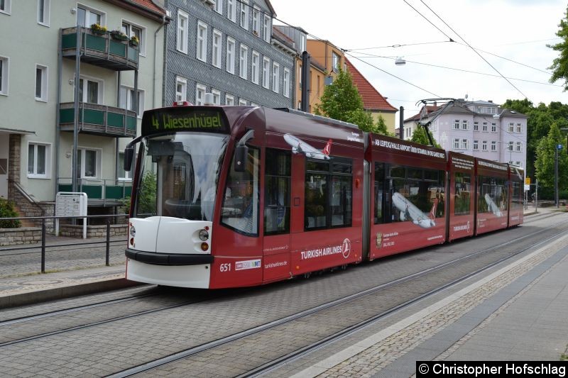 Bild: TW 651 als Linie 4 am Sparkassen-Finanzzentrum.