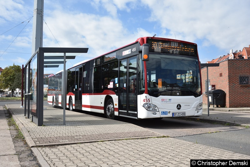 Bild: Wagen 455 als Linie 10 in Richtung Gispersleben wartet auf seine Abfahrt in der Grubenstraße.