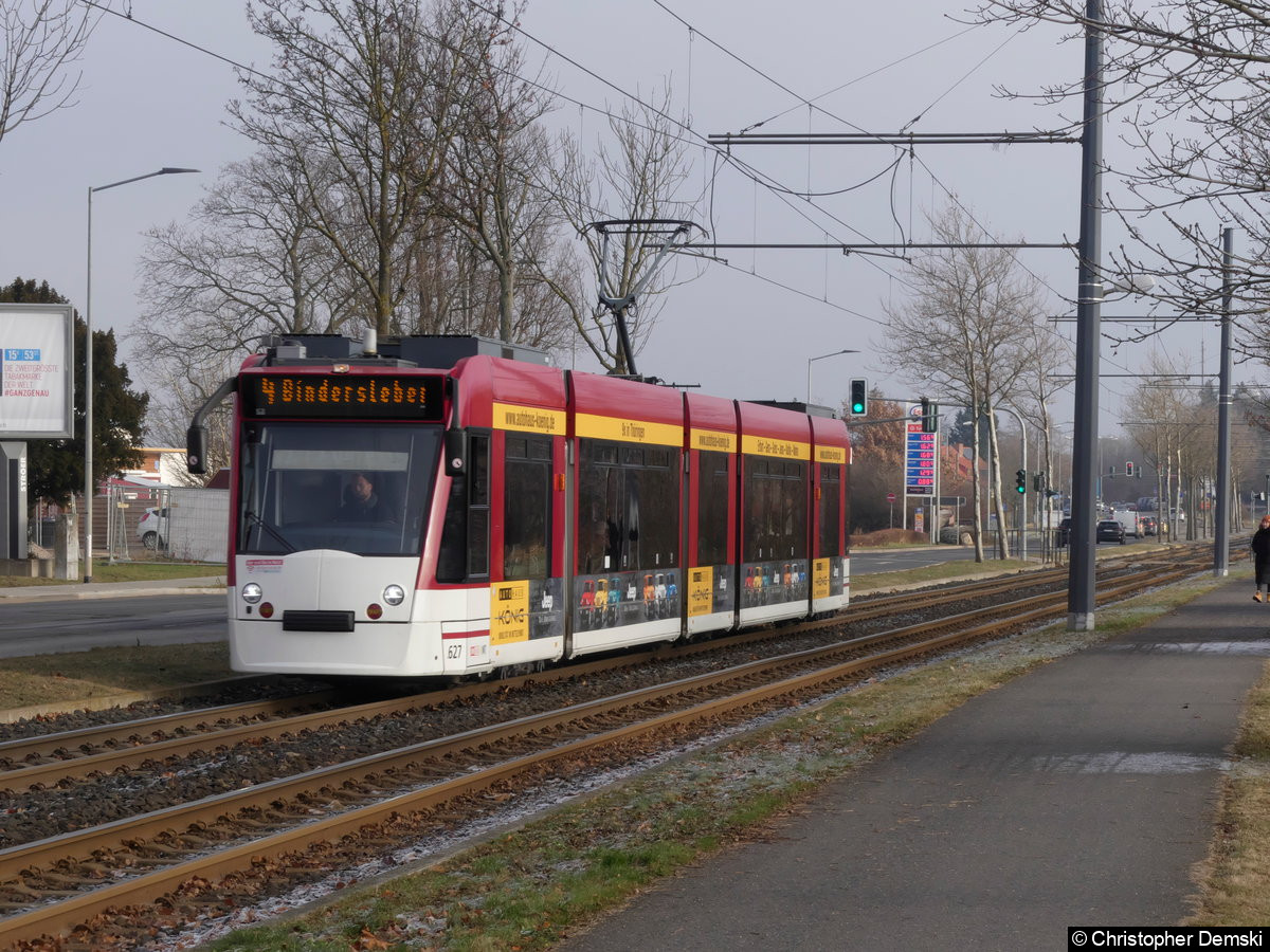 Bild: TW 627 als Linie 4 in Richtung Bindersleben, unterwegs auf der Binderslebener Landstraße.