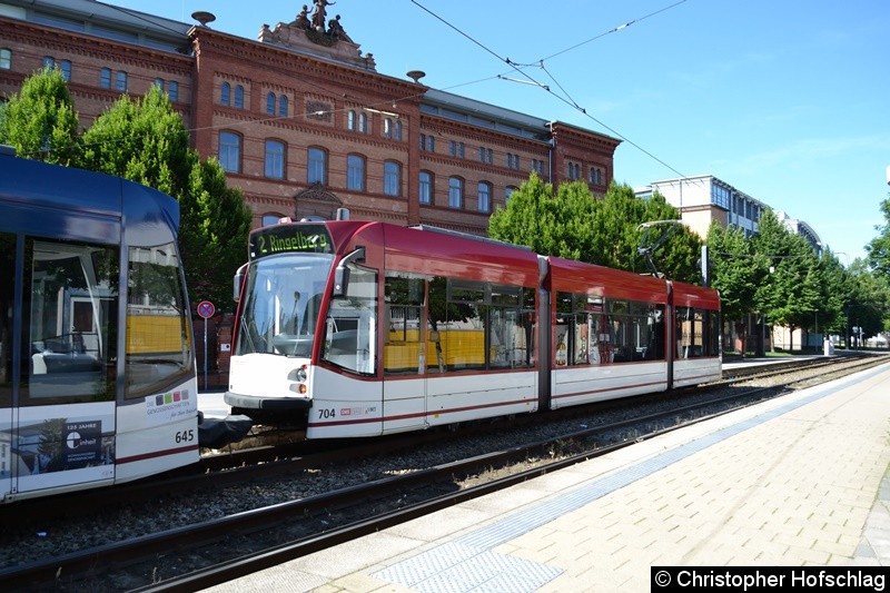 Bild: TW 704 als zweiter Wagen einer Traktion an der Haltestelle Gorkistraße.