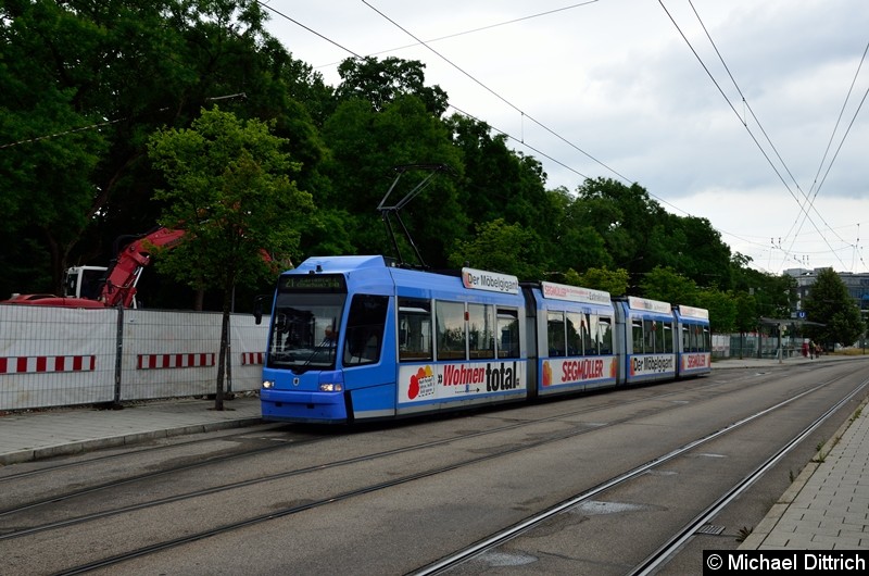 Bild: 2202 als Linie 21 in der Endstelle U Westfriedhof.