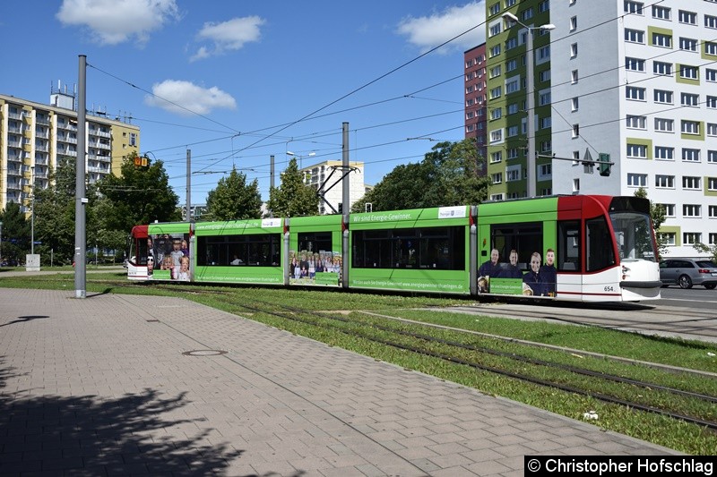 Bild: TW 654 als Linie 1 beim Verlassen der Haltestelle Rieth in Richtung Europaplatz.