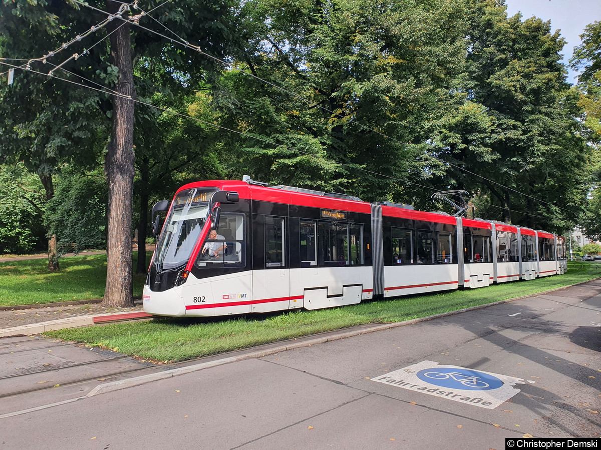 Bild: TW 802 als Linie 2 an der Haltestelle Robert-Koch-Straße