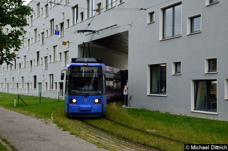 Bild: 2158 kommt als Linie 22 durch die Wand der Hochschule München.