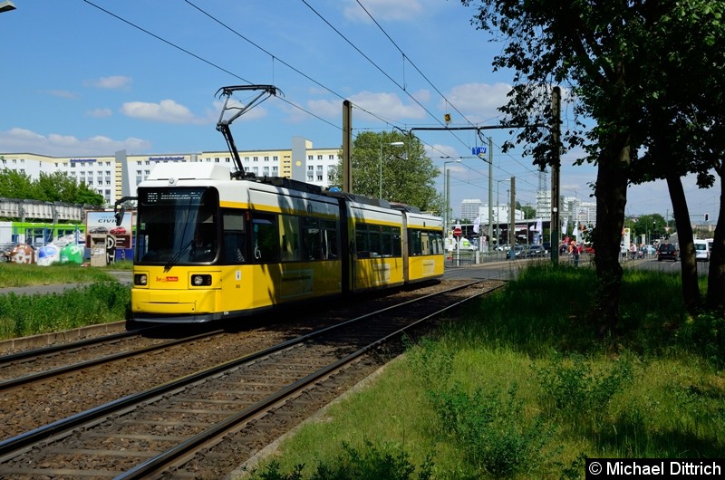 Bild: 1594 als Linie M8 hinter der Haltestelle Allee der Kosmonauten/Rhinstraße.