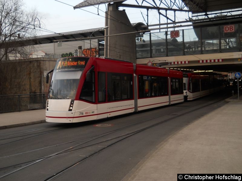 Bild: TW 716+633 auf der Stadtbahnlnie 3 in Richtung Urbicher Kreuz.