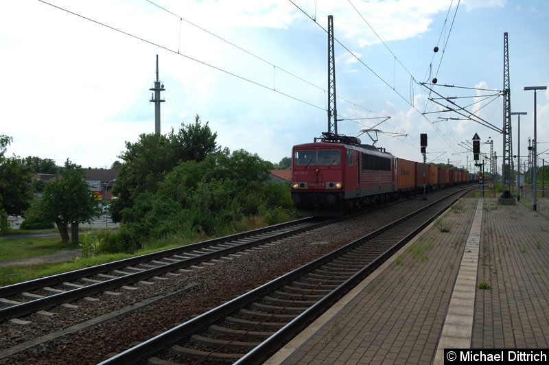 Bild: 155 120 mit einem Güterzug bei der Durchfahrt in Nauen.