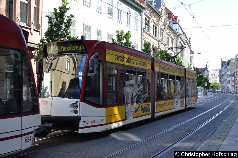 Bild: TW 712 als zweiter Wagen einer Traktion zwischen den Haltestellen Anger und Angerbrunnen.