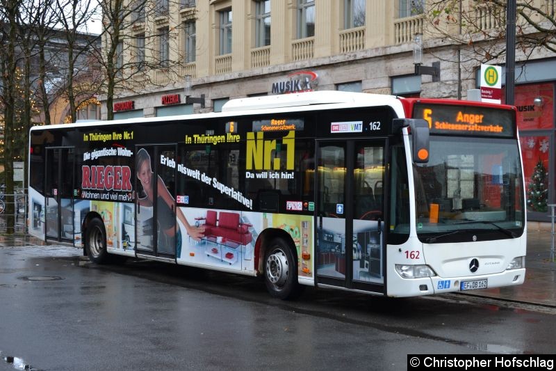 Bild: Wagen 162 als SEV-Linie 6 paussiert am Busbahnhof.