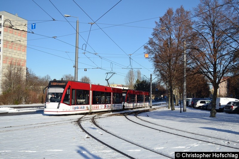 Bild: TW 717+716 als Linie 1 in Richtung Europaplatz am Gleisdreieck Warschauer Straße.