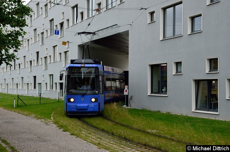 Bild: 2158 kommt als Linie 22 durch die Wand der Hochschule München.