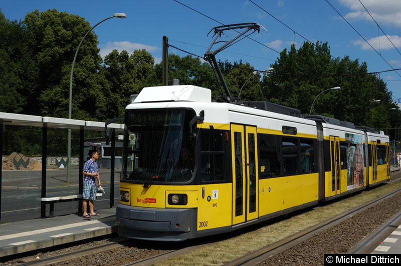 Bild: 2002 als Linie M8 an der Haltestelle Platz der Vereinten Nationen.