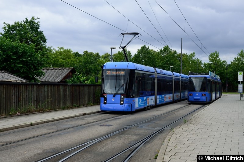 Bild: Variobahn 2311 als Linie 20 an der Haltestelle U Westfriedhof. 
Rechts daneben der R2.2 2163 als Linie 21.