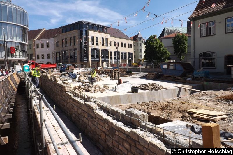 Bild: An der Außenmauer wird noch fleißig gearbeitet.