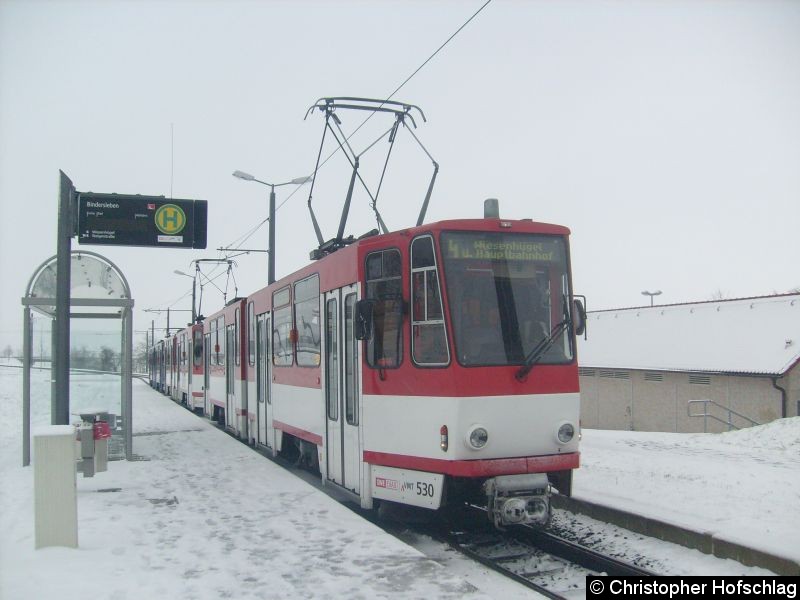 Bild: Ein Dreierzug auf der Linie 4 in Bindersleben.