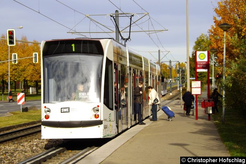 Bild: TW 634 beim Fahrgastwechsel an der Haltestelle Thüringen-Park Stadtauswärts.