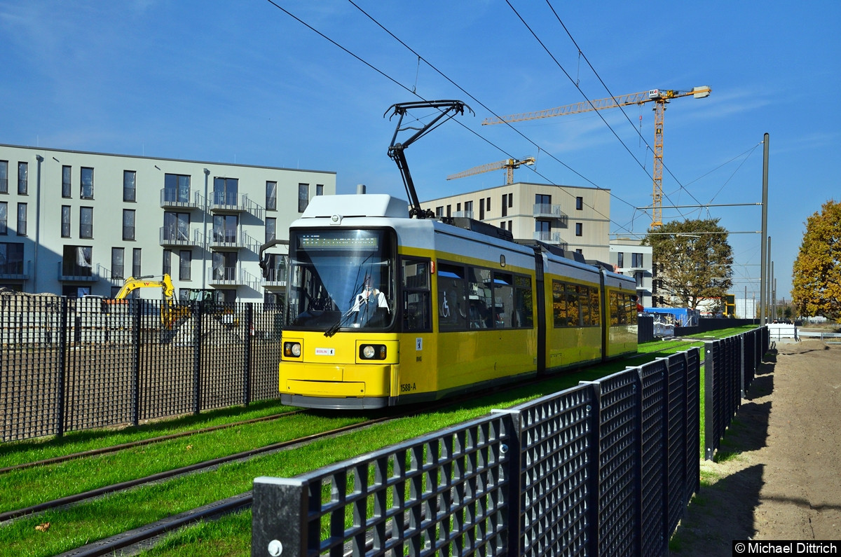 Bild: 1588 war der erste Fahrgastzug auf der Neubaustrecke. Als Linie M17 auf dem Weg nach S Adlershof.