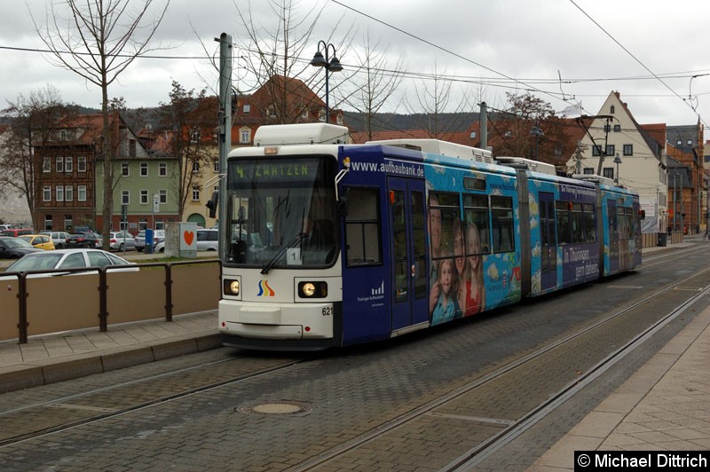 Bild: TW 621 als Linie 4 an der Haltestelle Universität.