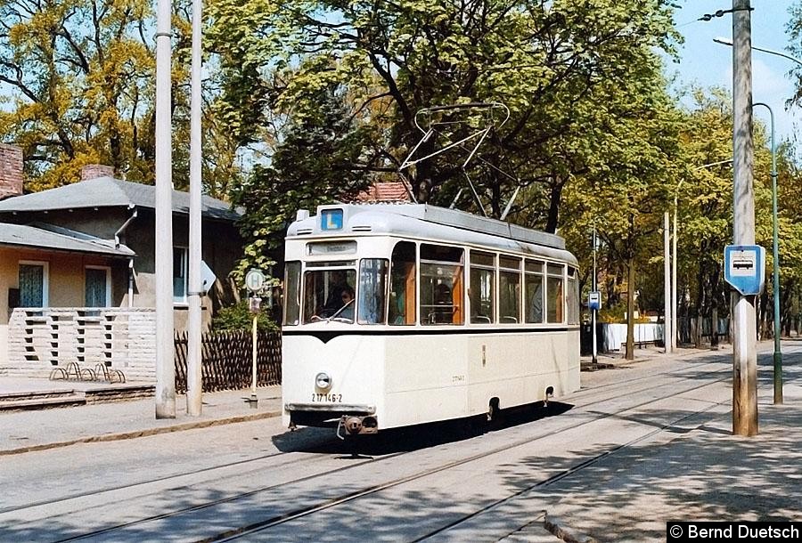 Bild: Auch als Fahrschulwagen wurden die Reko-Wagen eingesetzt. 1980 fährt Tw 217 146 Richtung Wendenschloss in Köpenick.