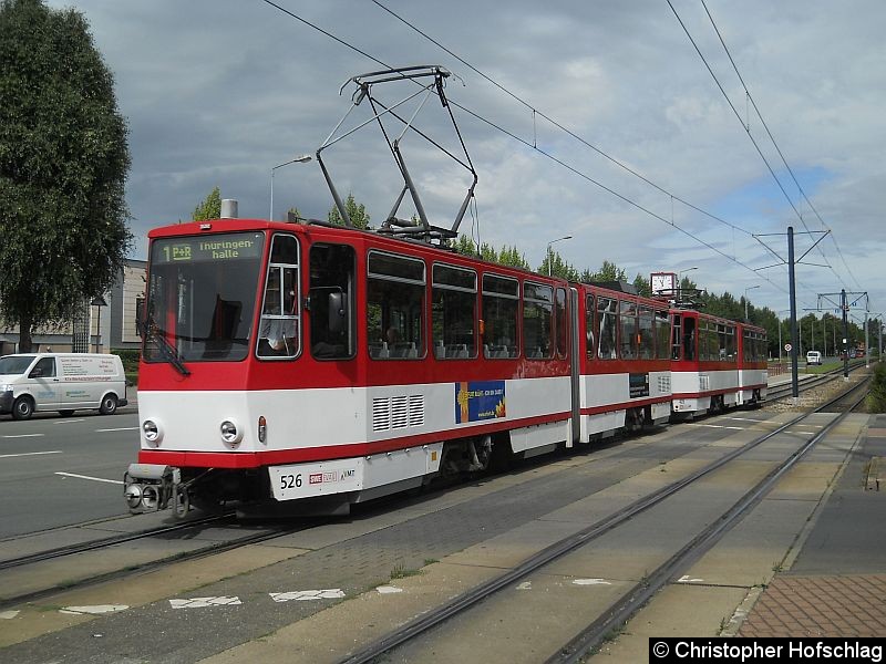 TW 526+405 auf der Linie 1 an der Kreuzung Moskauer Straße/Nordhaüser Straße am Thüringen Park. Bild: TW 526+405 auf der Linie 1 an der Kreuzung Moskauer Straße/Nordhaüser Straße am Thüringen Park.