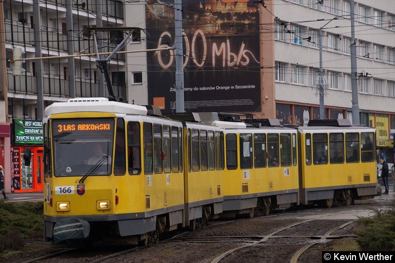 Bild: KT4Dt TW 166+167 als Linie 3 nach LAS ARKOŃSKI, kommend von der Haltestelle Plac Rodła und setzt die fahrt dahin fort.