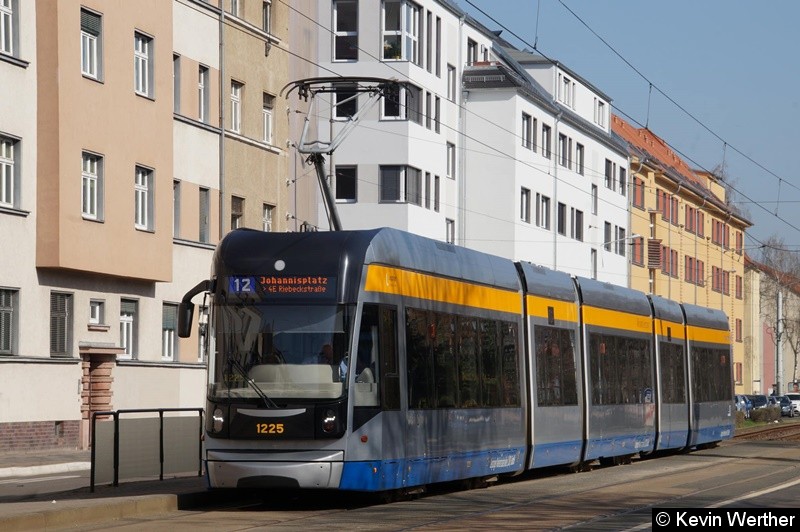 Bild: TW 1225 als Linie 12 Johannisplatz/4E Riebeckstraße an der Haltestelle Gottschallstr.