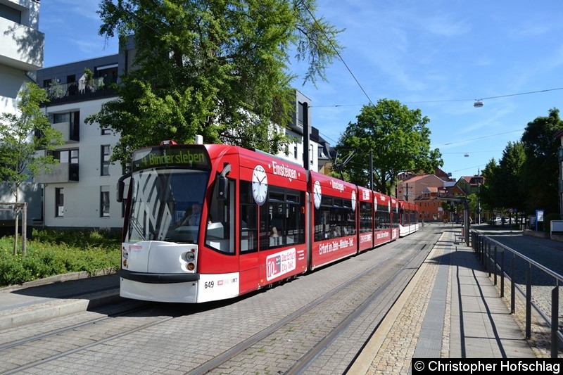 Bild: TW 649+711 als Linie 4 an der Haltestelle Sparkassen-Finanzzentrum.
