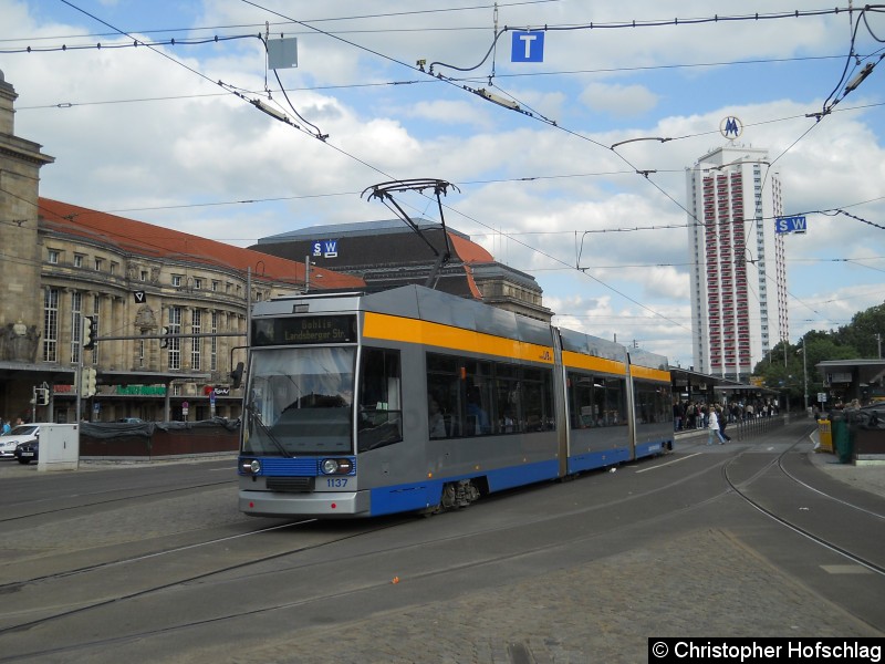 Bild: TW 1137 auf der Linie 4 nach Gohlis, Landesberger Straße und verlässt grade die Haltestelle Hauptbahnhof.