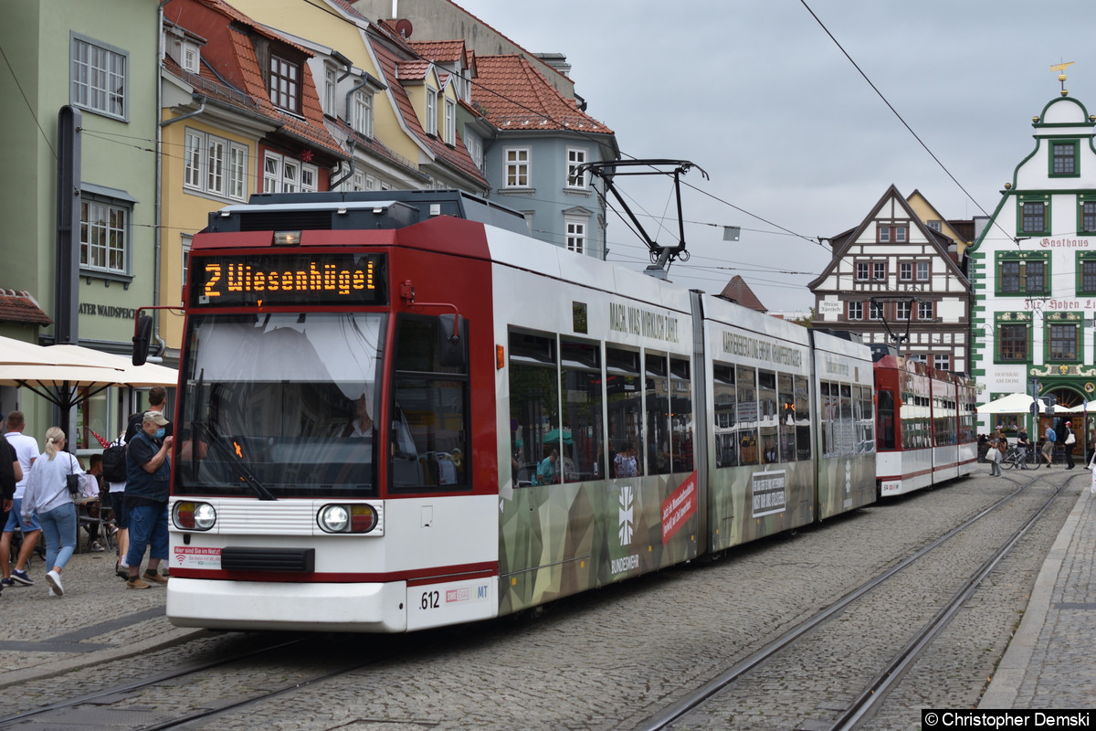 TW 612+614 als Linie 2 beim Fahrgastwechsel an der Haltestelle Domplatz Süd.