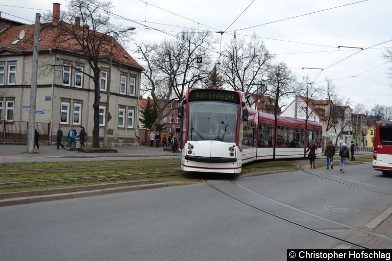 Bild: TW 638 beim Abbiegen in den Betriebshof Magdeburger Allee.