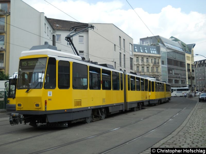 Bild: TW 7002+7086 in der Großen Präsidentenstraße.