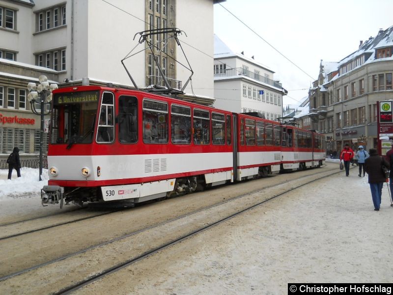 Bild: TW 530+522 auf der Linie 6 in Richtung Universität.