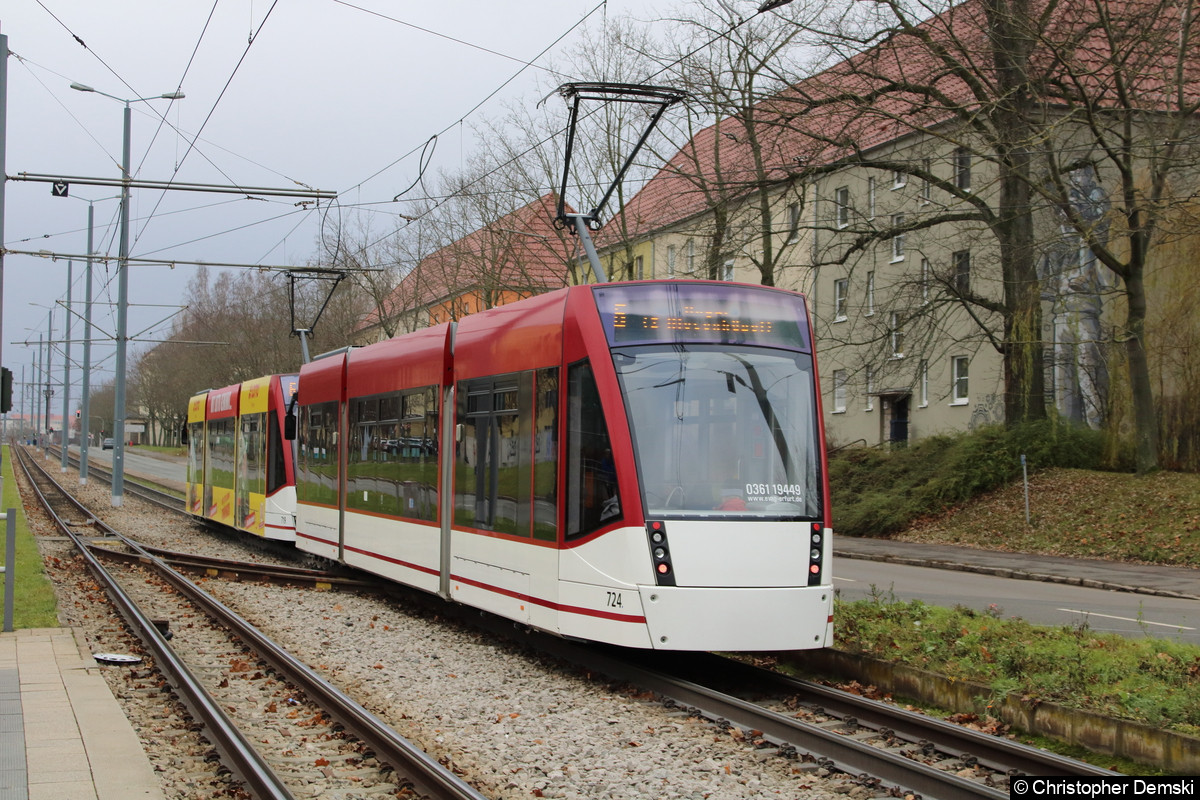 Tw 719+724 als Linie 2/6 beim Verlassen der Haltestelle Klinikum in Richtung Anger (wechselt dort zur Liniw 2 in Richtung Wiesenhügel) .