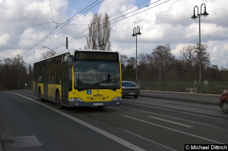 Bild: 1301 als Linie 164 auf der Dammbrücke.