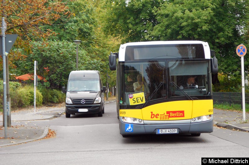 Bild: 4109 als SEV der Tramlinien M5 und M6 in der Judith-Auer-Str. Ecke Hohenschönhauser Str.