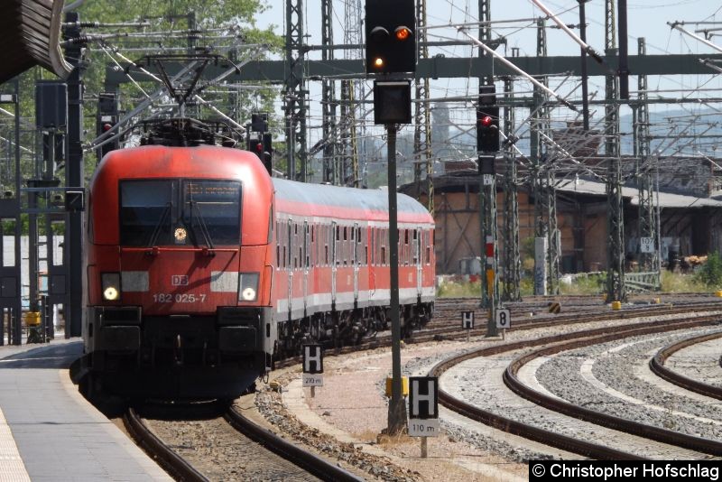 Bild: 182 025-7 bei der Einfahrt in Erfurt Hauptbahnhof als RB 20.