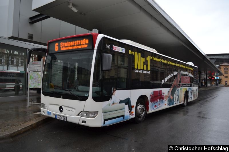 Bild: Wagen 161 als SEV-Linie 6 paussiert am Busbahnhof.