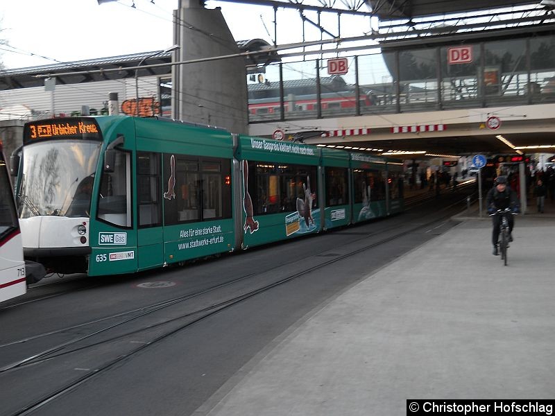 TW 635 als zweiter Wagen auf der Stadtbahnlinie 3 auf dem Weg zum Urbicher Kreuz. Bild: TW 635 als zweiter Wagen auf der Stadtbahnlinie 3 auf dem Weg zum Urbicher Kreuz.