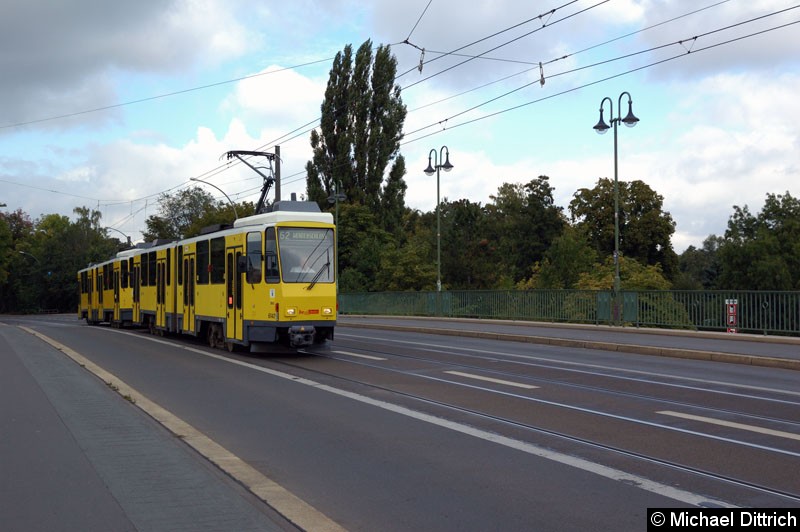 Bild: 6147 als Linie 62 auf der Dammbrücke.