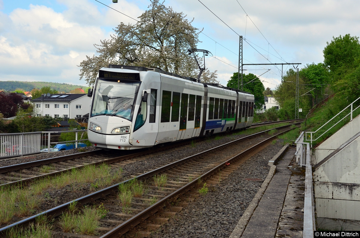 Wagen 712 (NVR: 94 80 0452 712-3 D-RBK) erreicht als Linie RT1 den Haltepunkt Kassel-Kirchditmold.