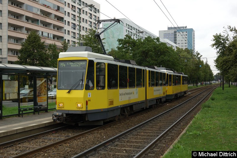 Bild: 7010 als Linie M4 an der Haltestelle Mollstr./Otto-Braun-Str.