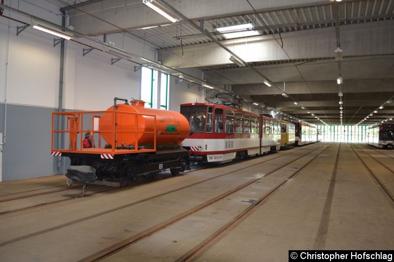 Bild: Die Wasserlore 13 und KT4D 530 in der Straßenbahnhalle in Betriebshof Südost.